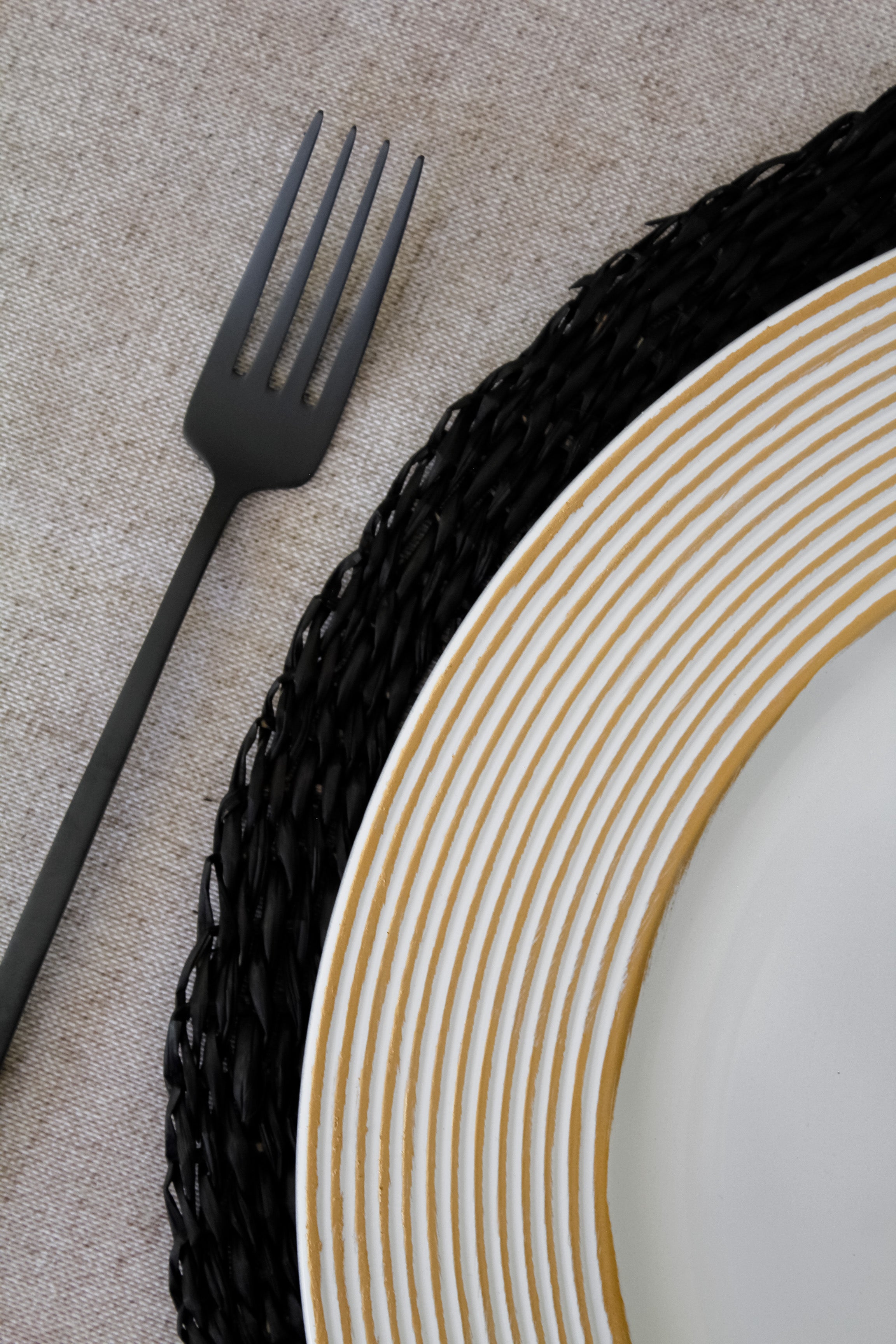 Plato Borde Lineas Doradas