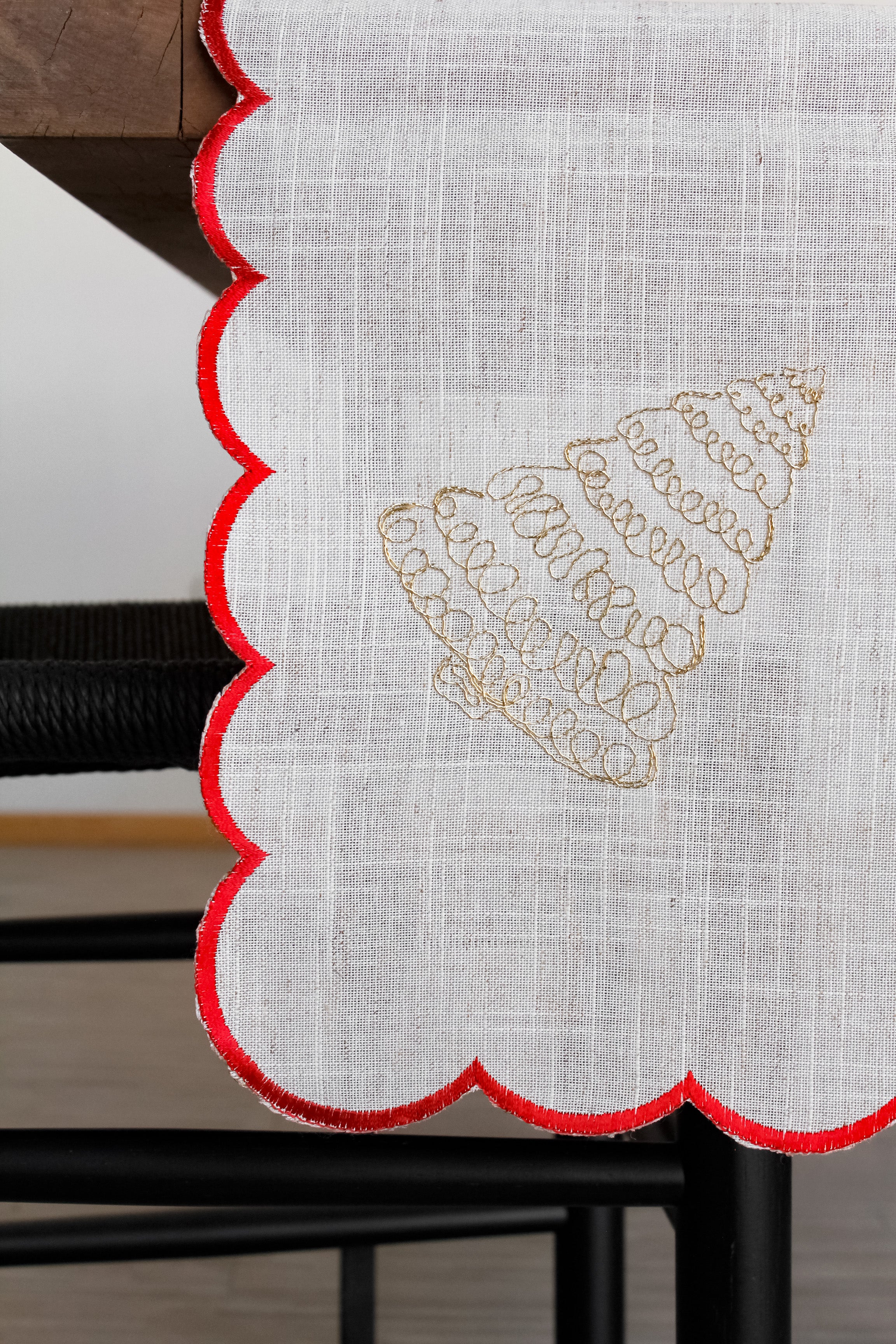 Camino de Mesa Pinos Borde Rojo