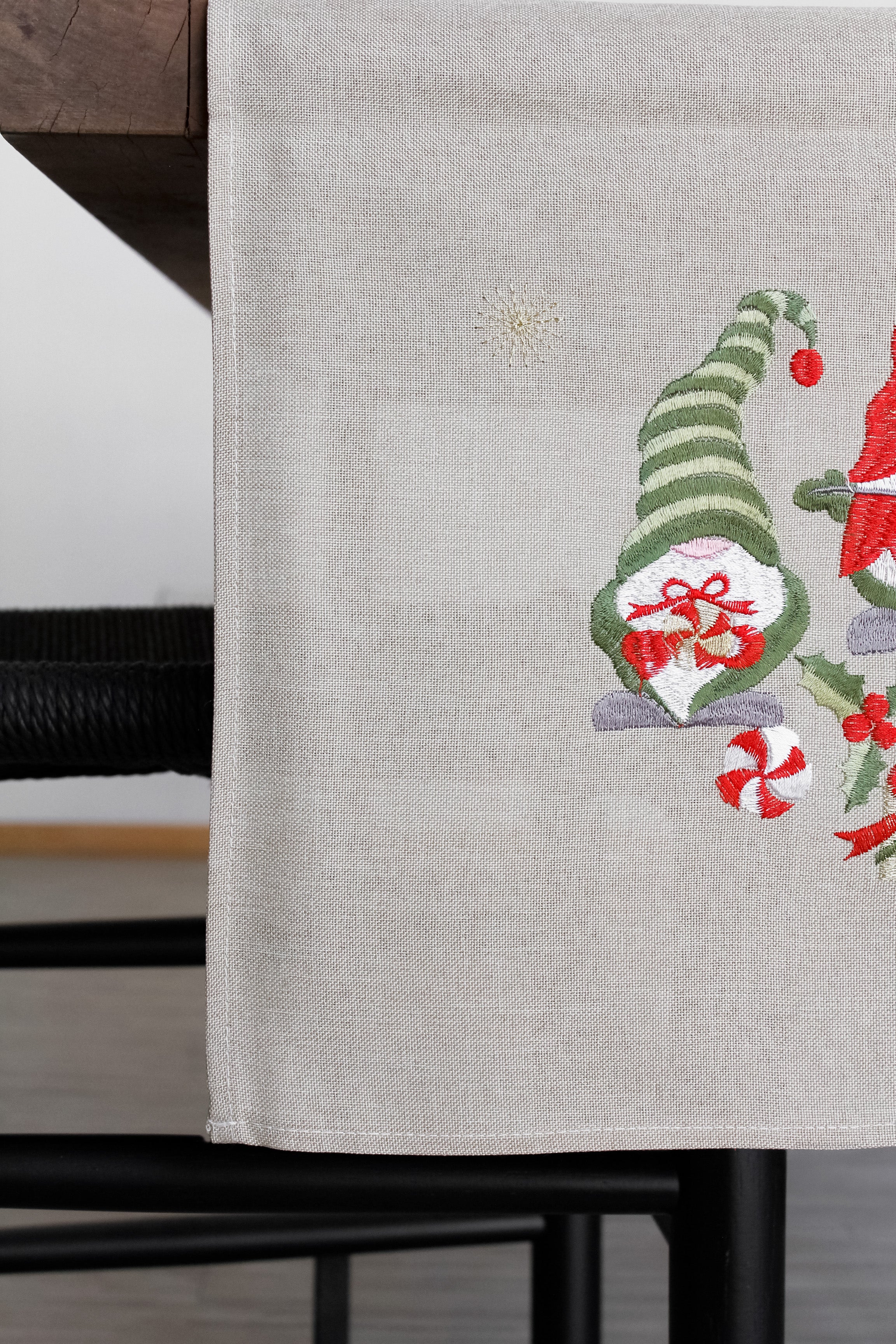 Camino de Mesa Gnomos Navideños