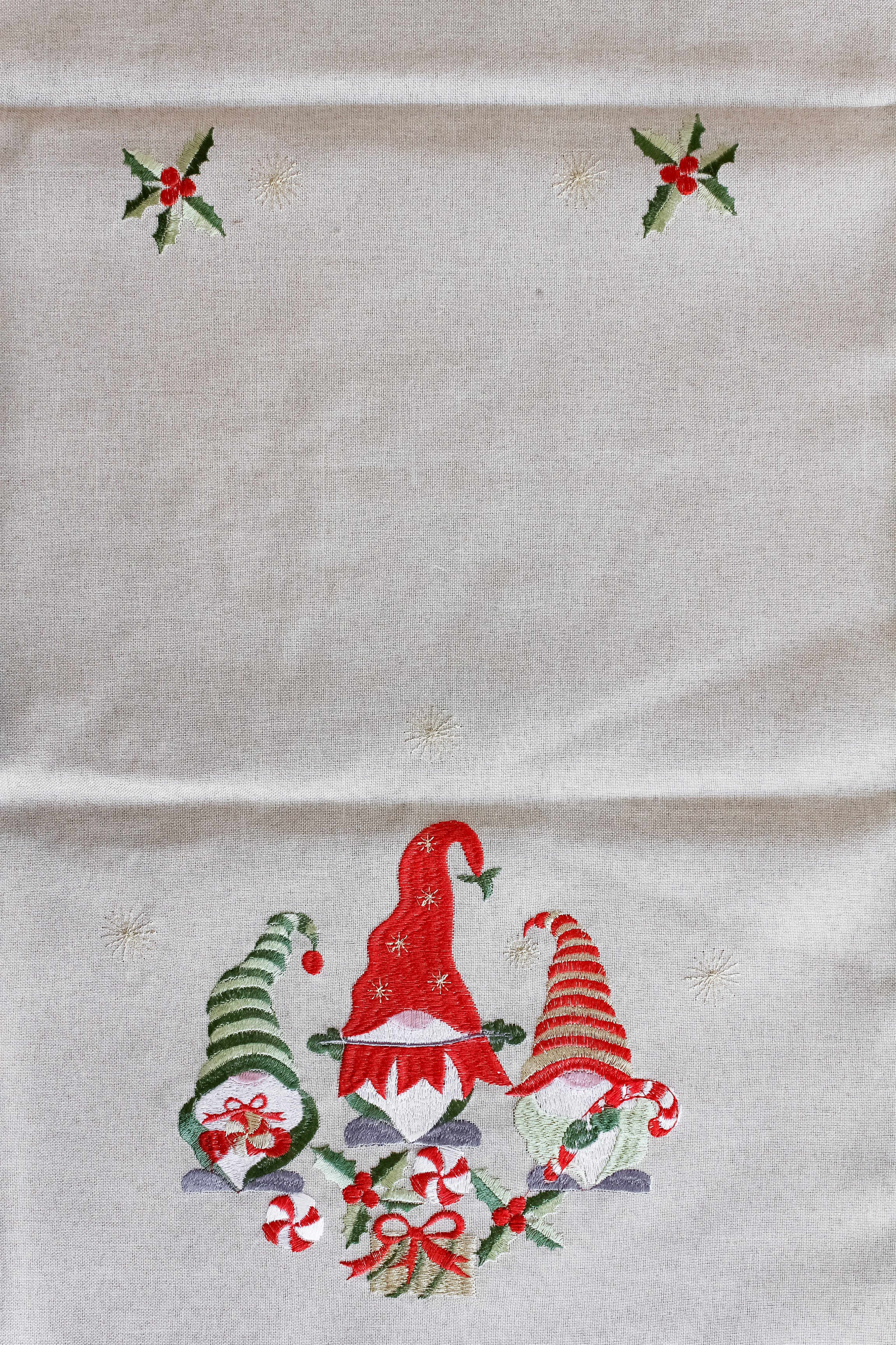 Camino de Mesa Gnomos Navideños