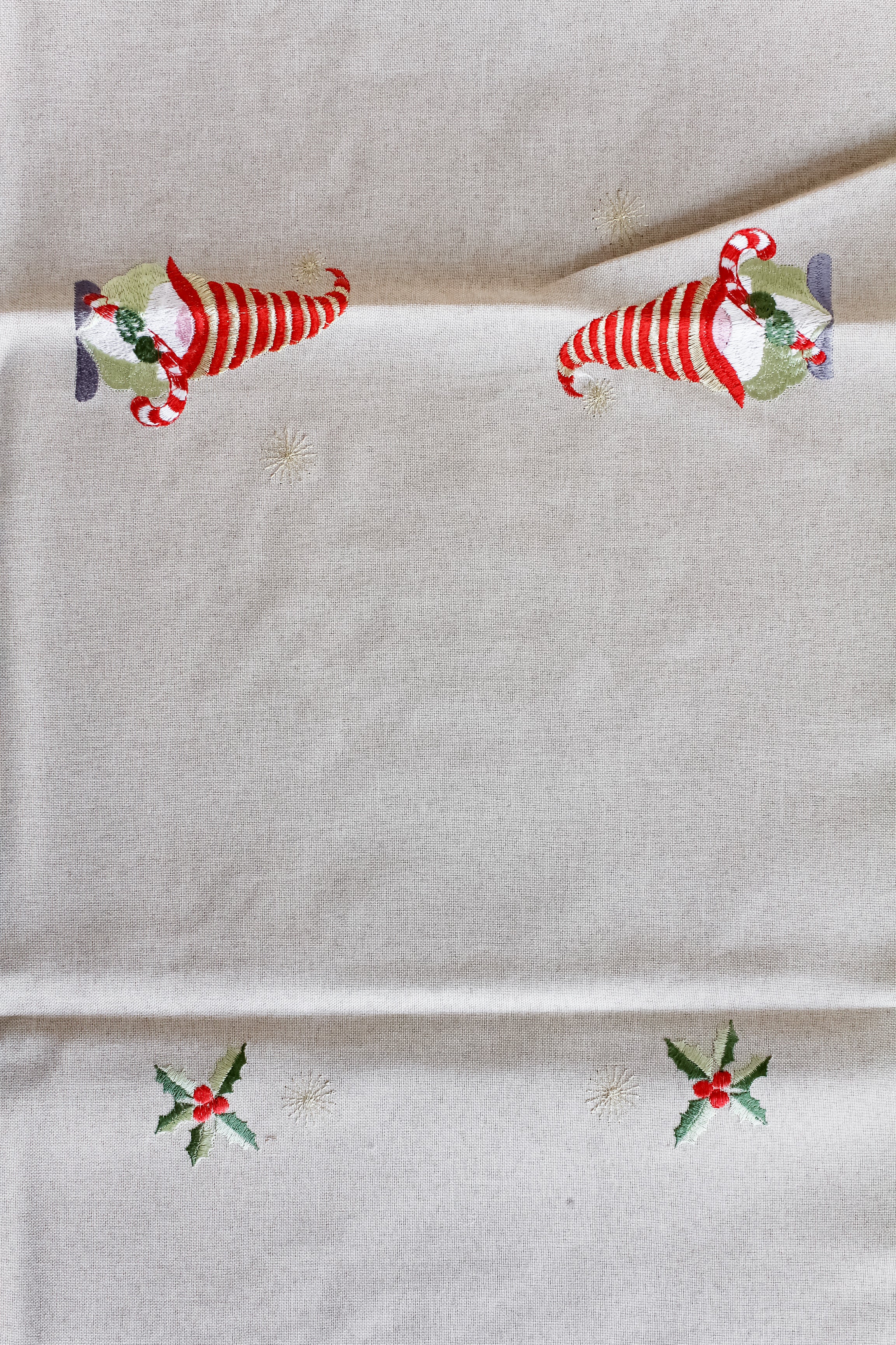 Camino de Mesa Gnomos Navideños