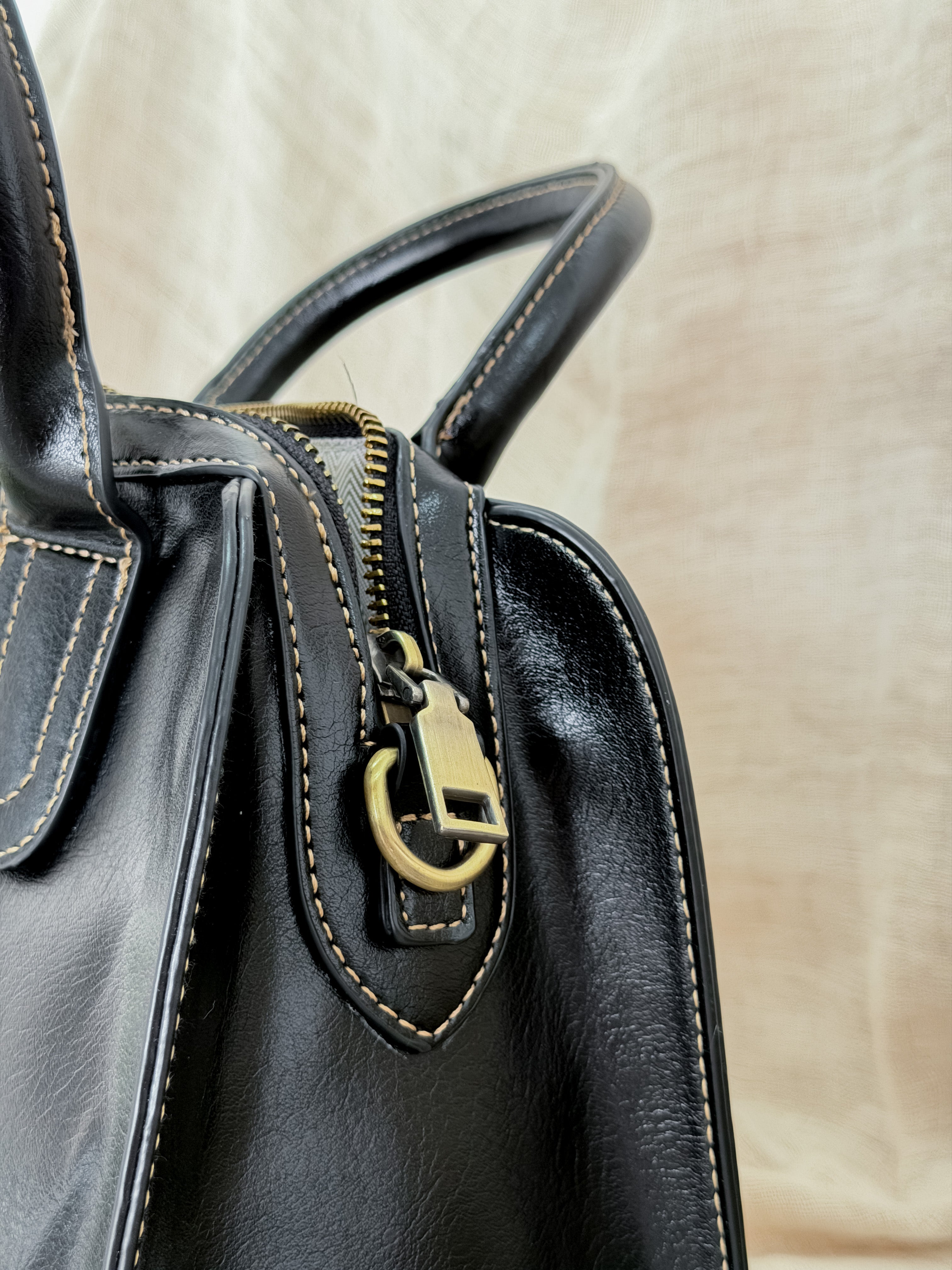 Cartera Cuero Rígida