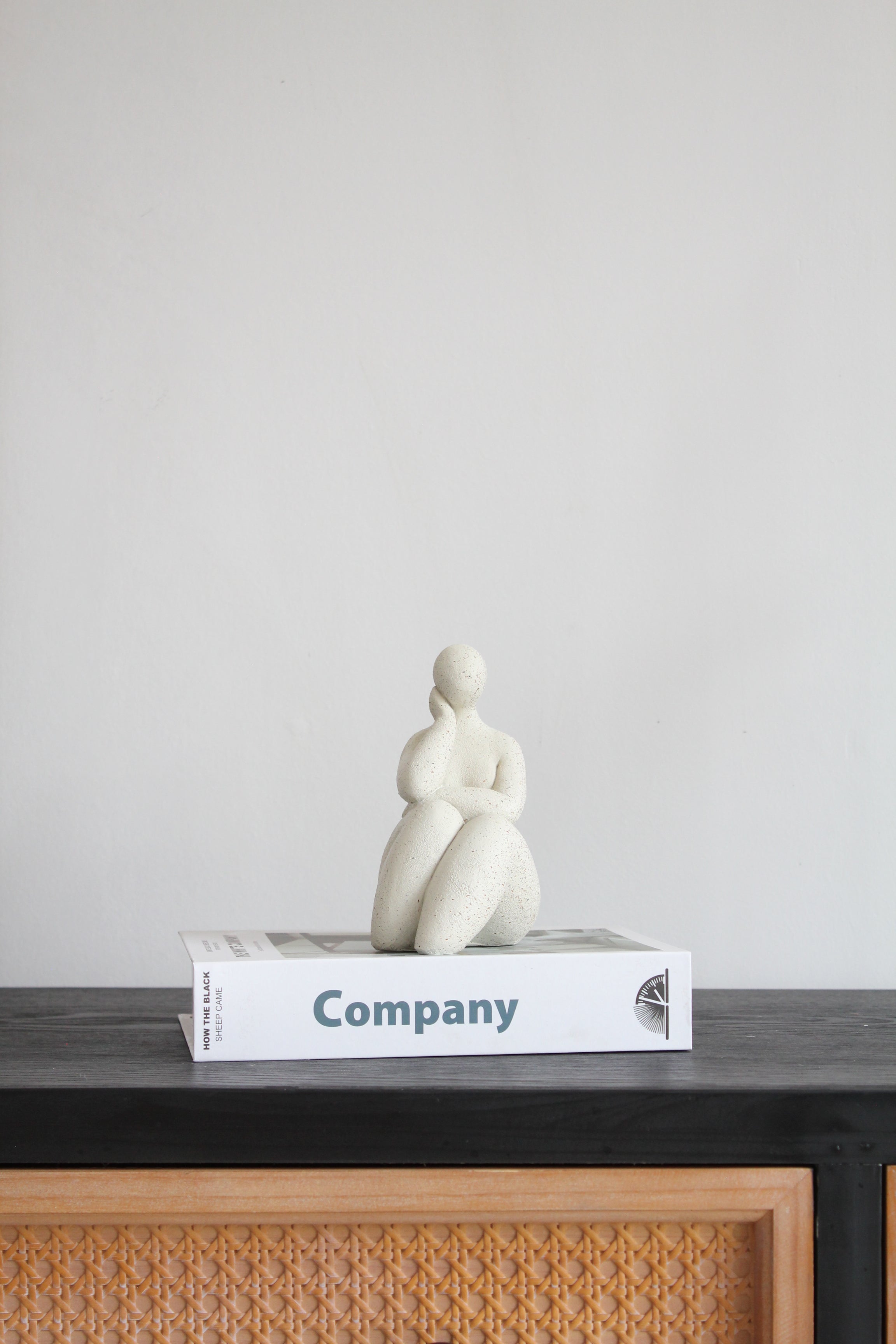 Escultura Mujer Apoyada