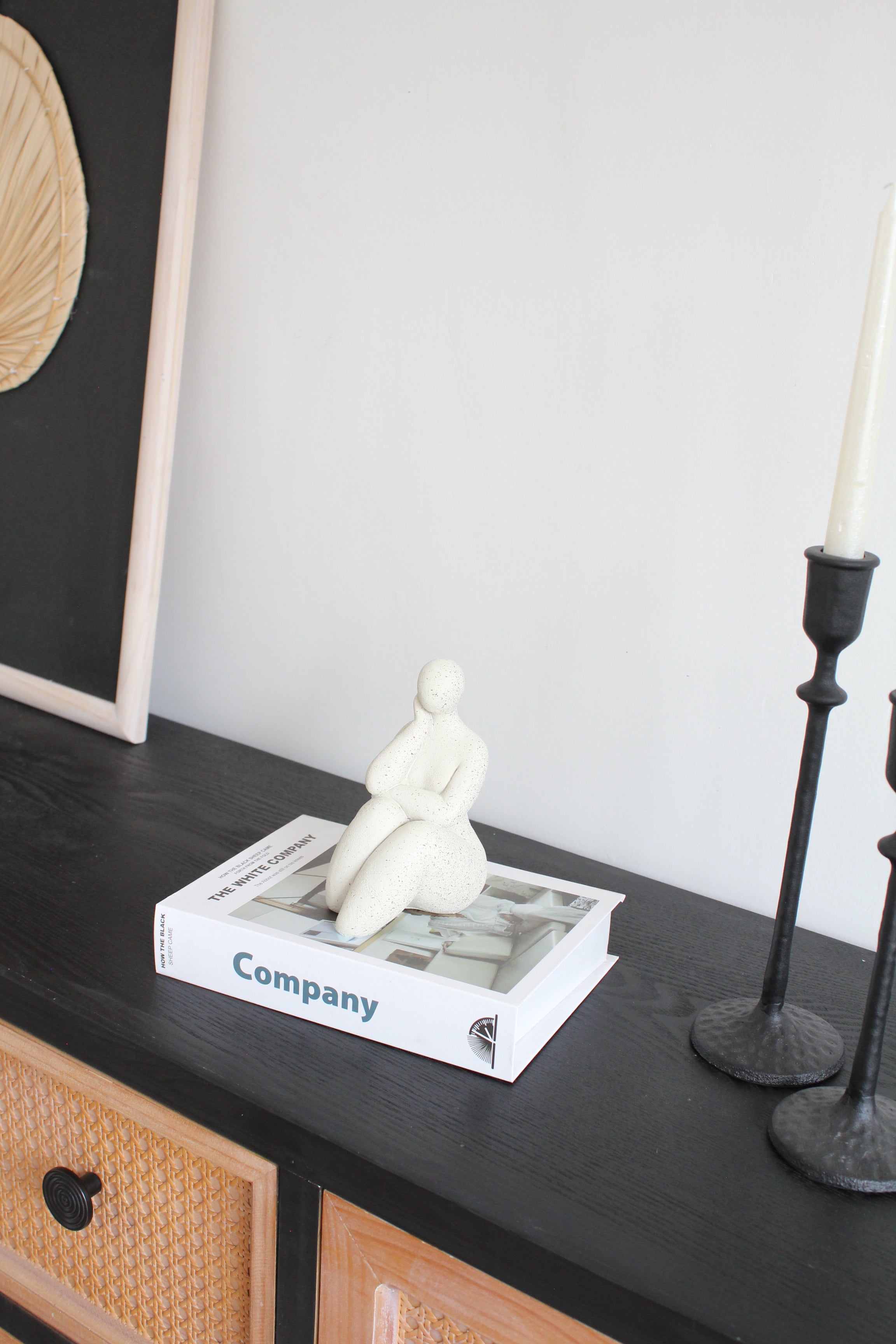 Escultura Mujer Apoyada