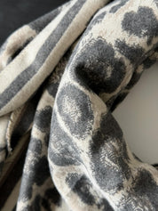 Pañuelo Triangular Print Gris