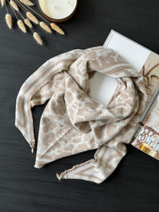 Pañuelo Triangular Print Beige