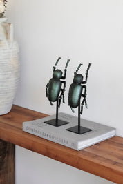 Figura Escarabajo Pedestal