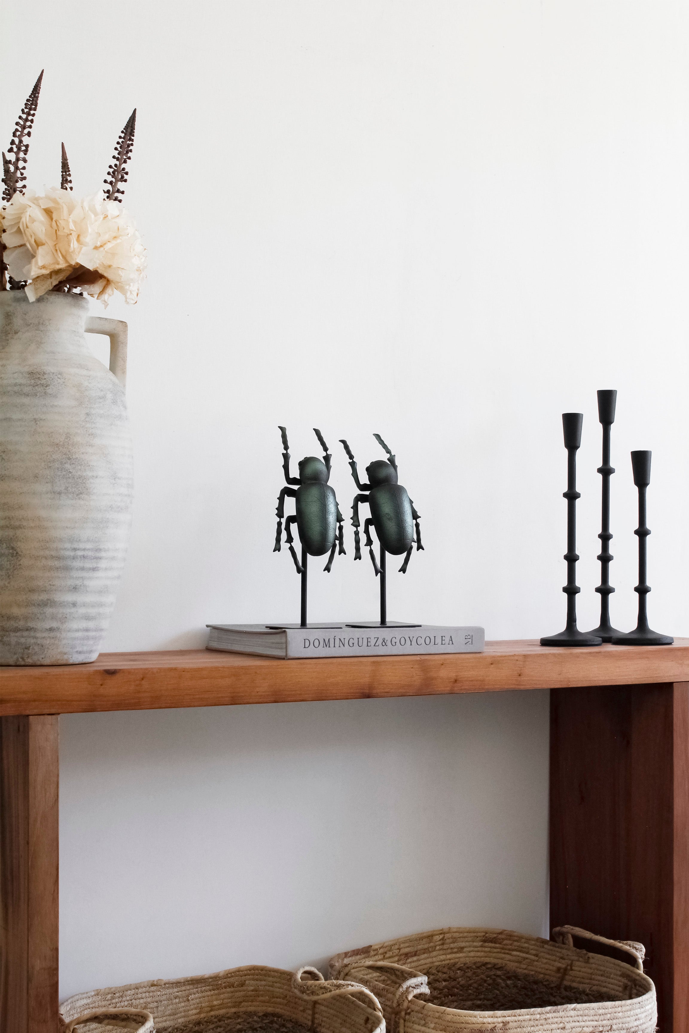 Figura Escarabajo Pedestal