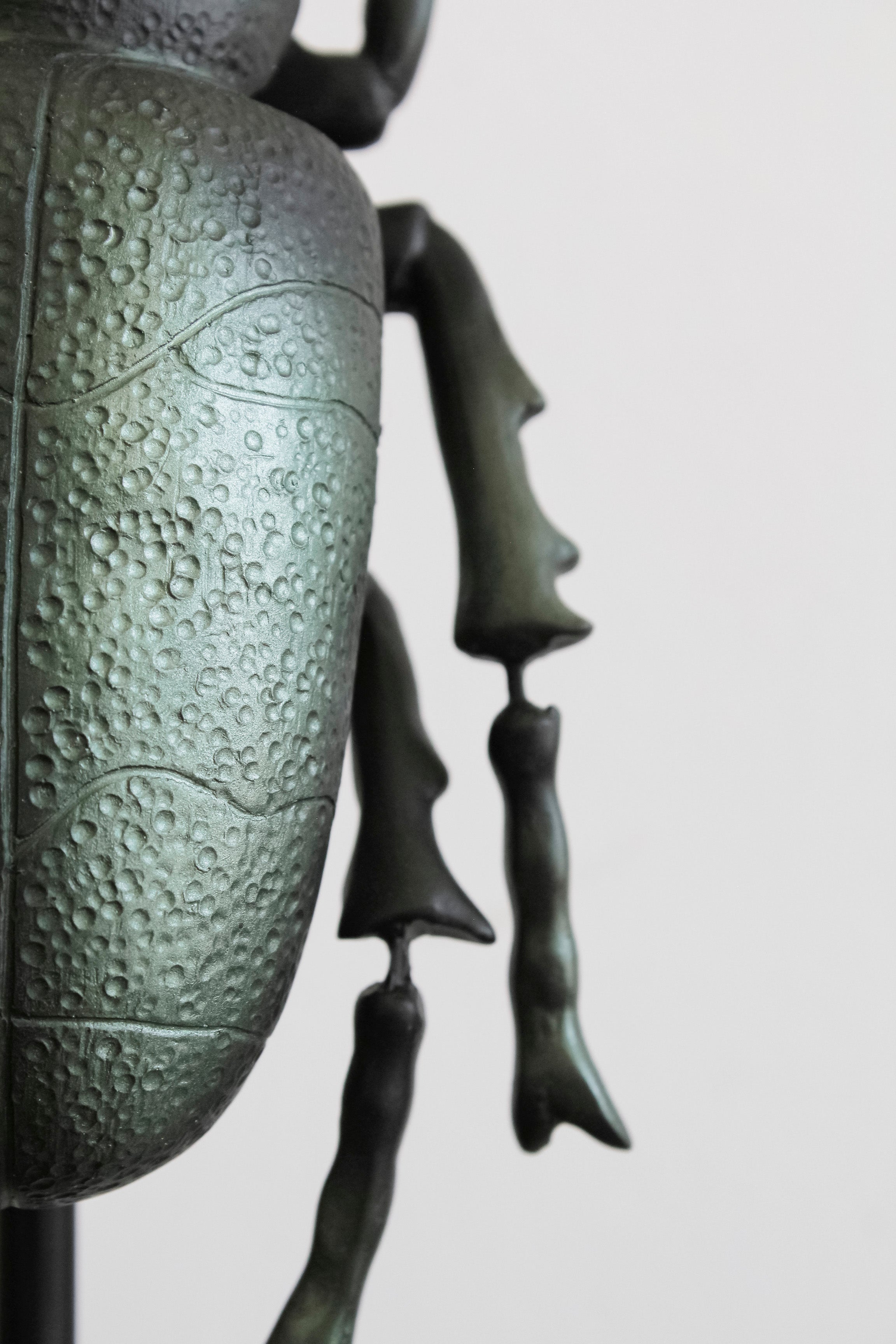 Figura Escarabajo Pedestal