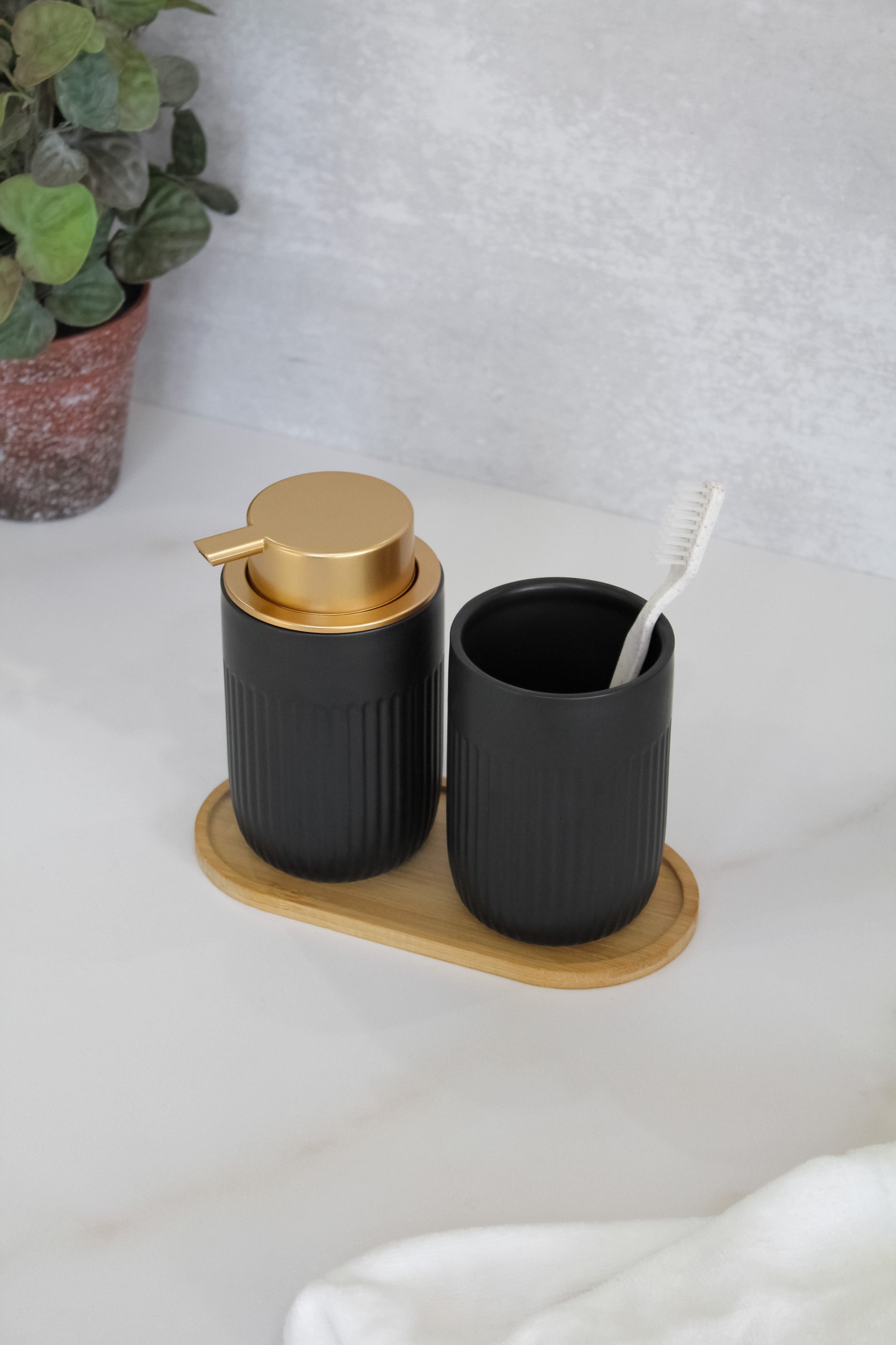 Set Baño Negro Tapa Dorada