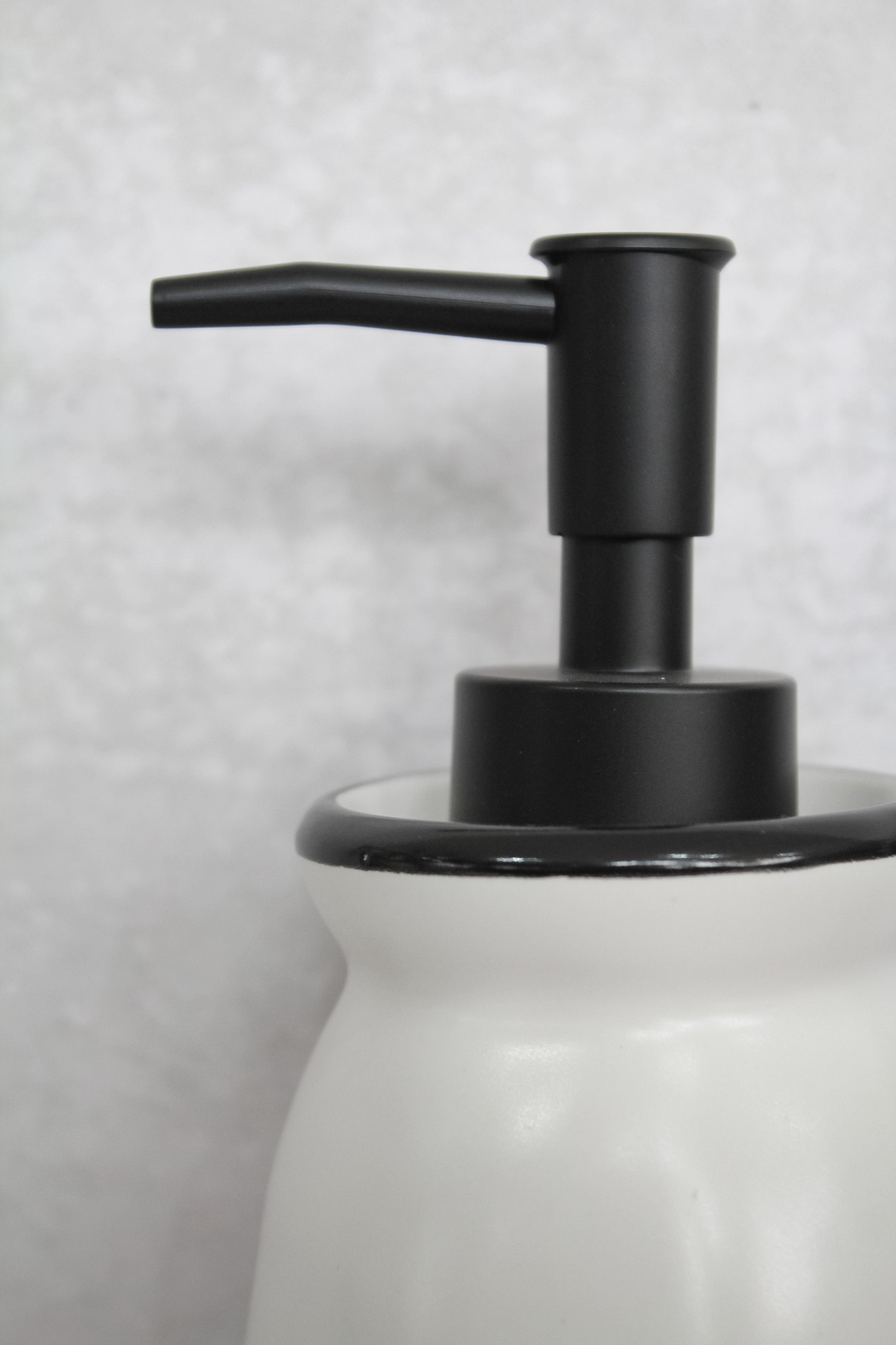 Dispensador Cerámica Borde Negro