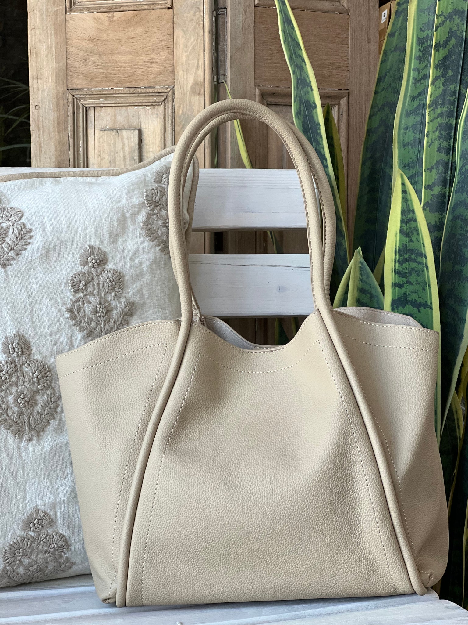 Cartera Lisa con Porta Cosmético Beige