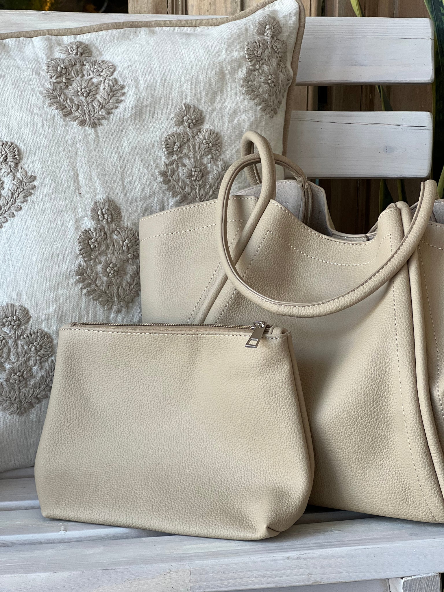 Cartera Lisa con Porta Cosmético Beige