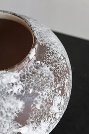 Jarrón Indio Esfera Tonos Grises